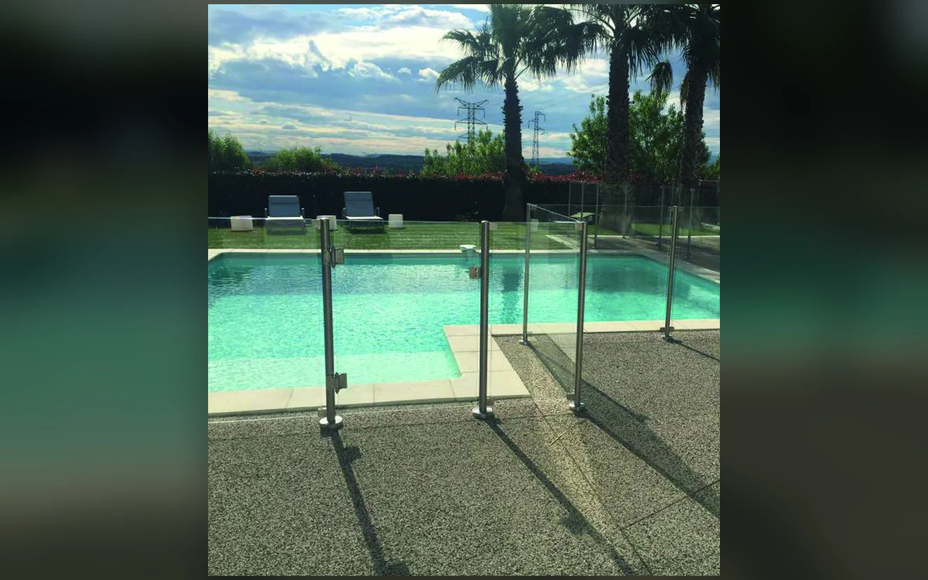 Verre transparent près d’un bassin paysagé